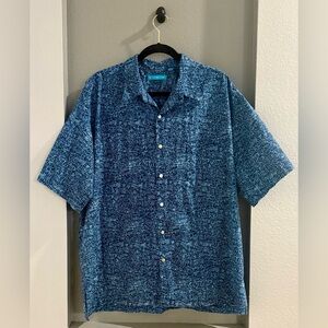 Men's Tori Richard button down short sleeve shirt.